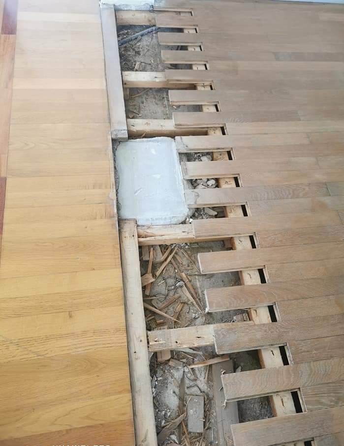 Zone de parquet endommagee avant reparation
